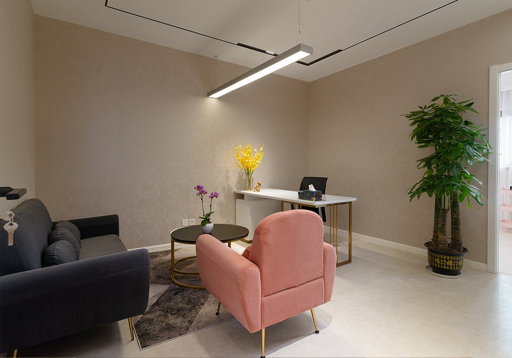 ΰ�ײ�Ů�Խ����������İ칫��